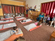 Prarodiče čtou dětem