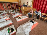 Prarodiče čtou dětem