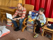 Prarodiče čtou dětem