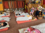 Prarodiče čtou dětem