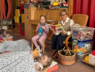Prarodiče čtou dětem