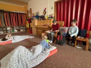 Prarodiče čtou dětem