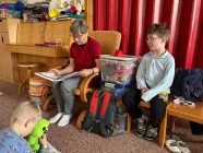 Prarodiče čtou dětem
