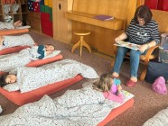 Prarodiče čtou dětem