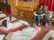 Prarodiče čtou dětem