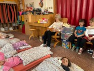 Prarodiče čtou dětem