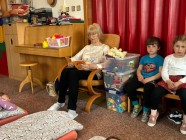 Prarodiče čtou dětem