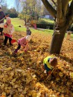 Podzimní brigáda - hrabání listí.