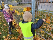 Téma Drak: Za poznáním při pobytu venku, zdobení - rozvíjení jemné motoriky, umístění, poznávání tvarů, přírodnin.