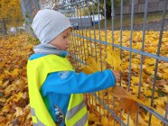 Téma Drak: Za poznáním při pobytu venku, zdobení - rozvíjení jemné motoriky, umístění, poznávání tvarů, přírodnin.