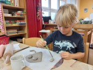 Téma Drak: Práce s keramickou hlínou (st. děti) - Můj drak.