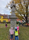 Téma Lidské tělo: Pobyt v parku se zaměřením na procvičení hmatu a zraku - Co je z kamene? Najdi sochu.