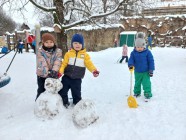 Sníh nás láká, postavit si sněhuláka.