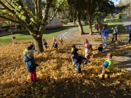 Podzimní brigáda - hrabání listí.