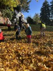 Podzimní brigáda - hrabání listí.