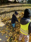 Podzimní brigáda - hrabání listí.
