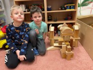 konstruktivní činnost - hra pouze s hračkami vyrobené ze dřeva